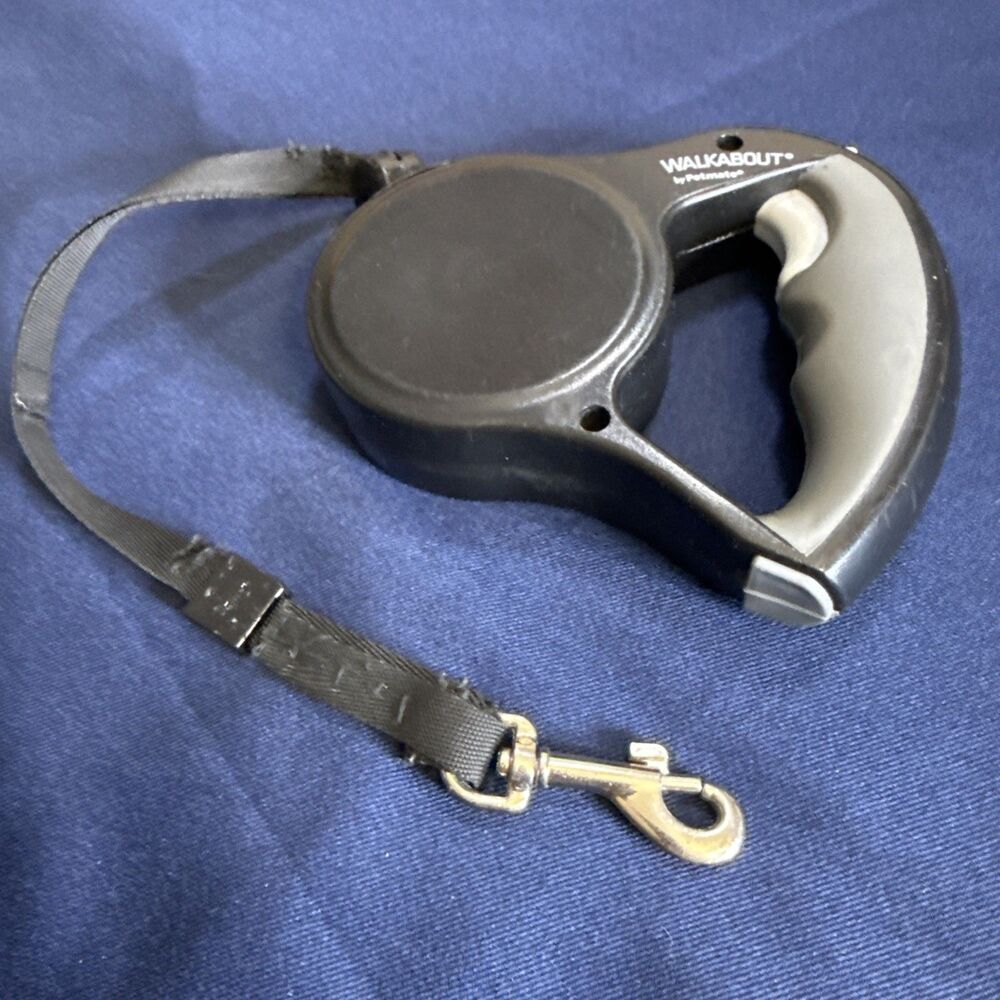 Walkabout by Petmate Pet 12 ft retractable leash for Small dogs -Black